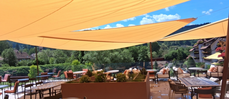 Hotelterras met oprolbaar zonnezeil ontwerpen