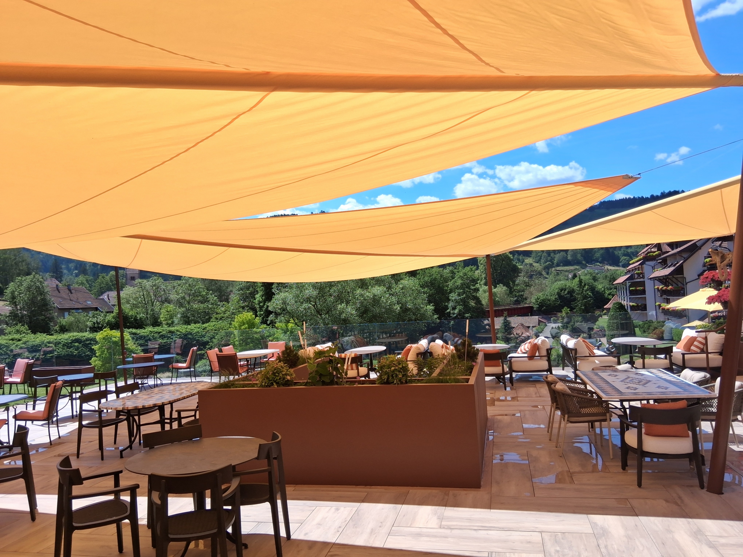 Hotelterras met oprolbaar zonnezeil ontwerpen
