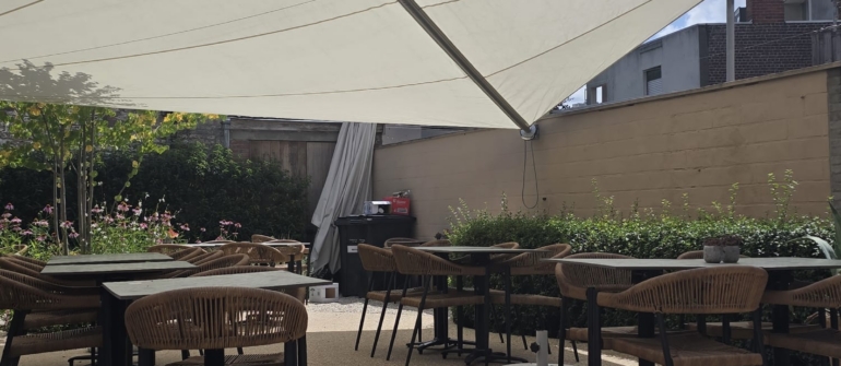 Handbediend zonnezeil systeem voor uw terras