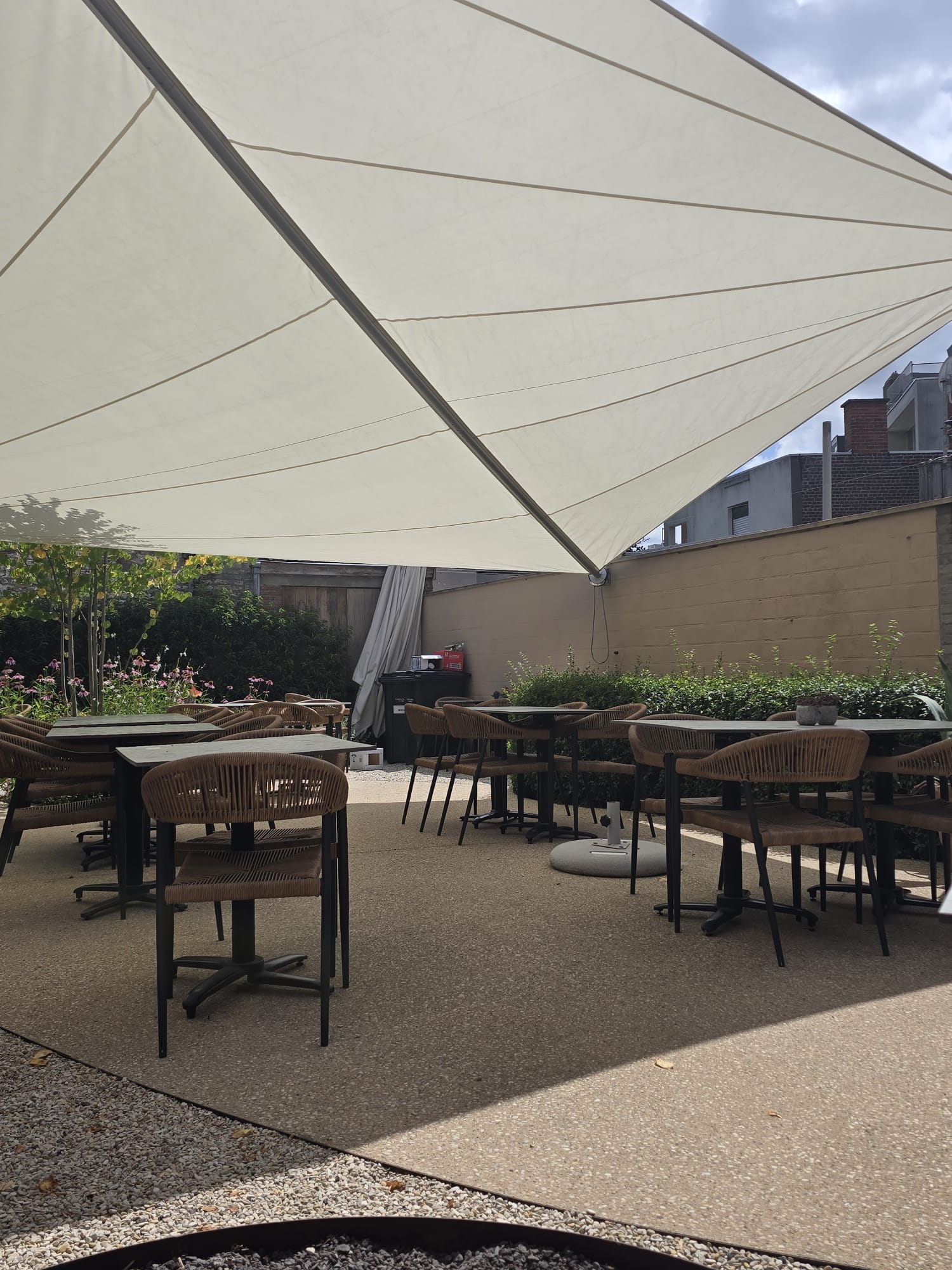 Handbediend zonnezeil systeem voor uw terras