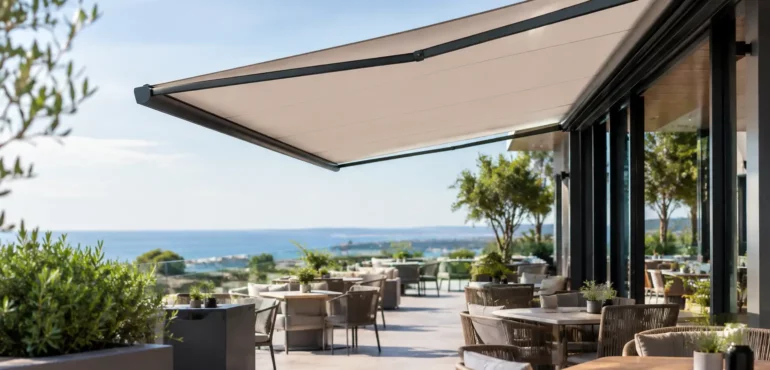 Hotelterras met oprolbaar zonnezeil ontwerpen