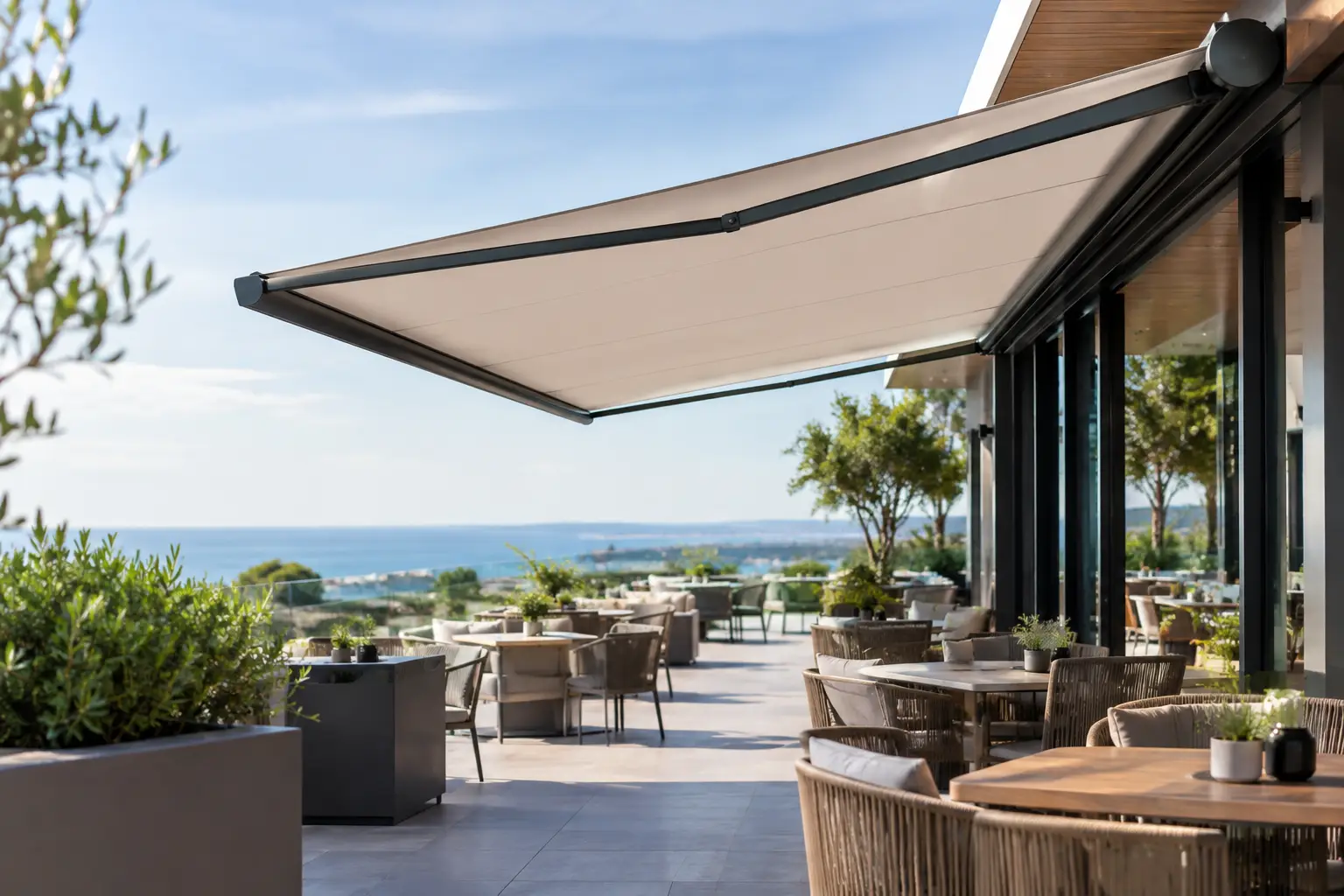 Hotelterras met oprolbaar zonnezeil ontwerpen